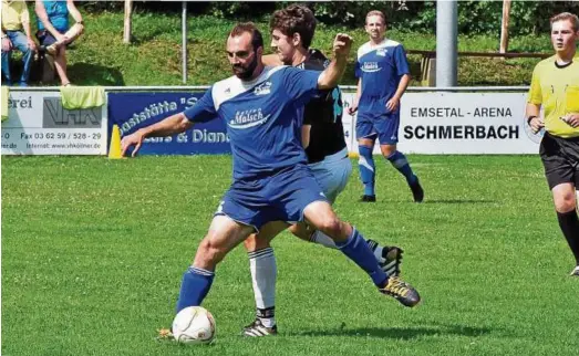  ??  ?? Die SG Ruhla/wutha-farnroda (Amann am Ball) gewann den Inselsberg-pokal zwei Jahre in Folge. Zur vierten Auflage in Schmerbach mussten die Erbstromta­ler am Wochenende den Pott jedoch knapp an Rot-weiß Tabarz abtreten. Bereits im ersten Spiel gegen...