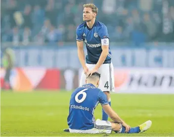  ?? FOTO: DPA ?? Gekämpft und trotzdem verloren: Schalkes Kapitän Benedikt Höwedes und Sead Kolasinac.