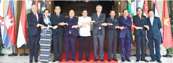  ?? /AP FOTO ?? SUMMIT. Southeast Asian leaders pose for a group photo following their retreat on April 29, 2017 in Manila. From left: Malaysian Prime Minister Najib Razak, Myanmar Foreign Minister Aung San Suu Kyi, Thai Prime Minister Prayuth Chan-ocha, Vietnamese...