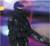  ?? PHOTO D’ARCHIVES, ANNIE T. ROUSSEL ?? Québec n’est pas à l’abri de crimes d’envergure, comme la fusillade de la mosquée en janvier 2017. Sur la photo, un policier en devoir à la suite du drame.