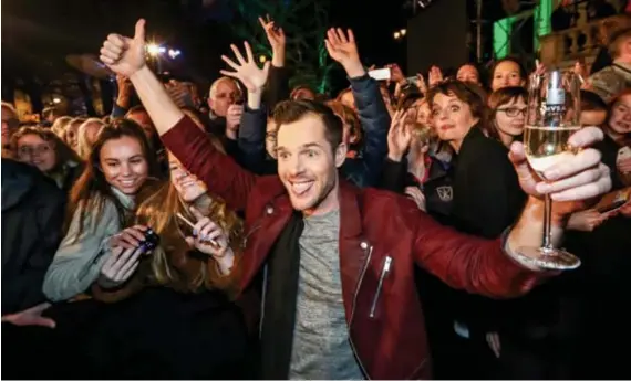  ?? FOTO BELGA ?? Een massa fans omringt Thomas Cammaert in Amsterdam, tijdens de finale van Wie is de mol?