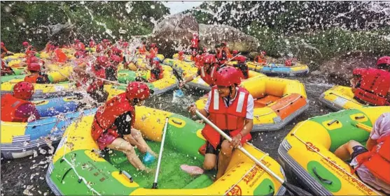  ?? GUO ZHIHUA / XINHUA ?? Tourists enjoy canyon rafting in Wuzhishan, Hainan province, during this year’s May Day holiday.