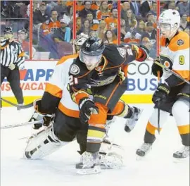  ?? Bruce Bennett Getty Images ?? CHRIS WAGNER (21) revels in his first-period goal for the Ducks. They had started the season 0-3-1, scoring no more than two goals in any of those games.