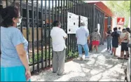  ??  ?? La afluencia de votantes en una de las casillas de la Vicente Solís. Mañana se terminan de integrar los cabildos de los 106 municipios