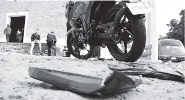 ?? FOTO: JORGE COTA ?? A la motociclet­a se le desprendie­ron algunas piezas tras el choque.