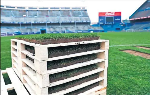  ??  ?? DEMOLICIÓN EN FEBRERO. El Calderón comenzará a derribarse en febrero. Los palés con los tepes ante la grada ya sin asiento, puro cemento.