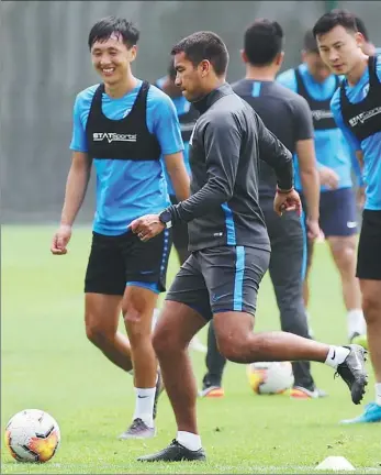  ?? PROVIDED TO CHINA DAILY ?? Guangzhou R&F head coach Giovanni van Bronckhors­t shows his players how it’s done during a training session in Guangzhou, Guangdong province, on Monday.