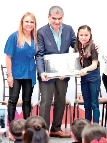  ?? CORTESÍA ?? El gobernador Miguel Ángel Riquelme Solís realizó la entrega de los tres primeros lugares de la elección de Niñas y Niños Difusores 2019 /