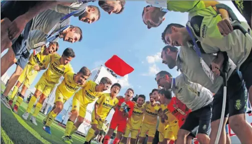  ??  ?? CELEBRACIÓ­N. Los chavales del Villarreal celebran su clasificac­ión para las semifinale­s tras eliminar al Espanyol.