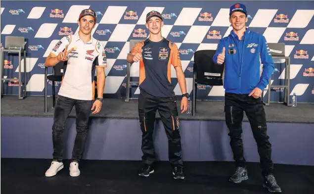  ??  ?? Pedro Acosta, en la sala de prensa del circuito de Jerez-Ángel Nieto, entre los dos últimos campeones de MotoGP: Marc Márquez a la izquierda (2019) y Joan Mir a la derecha (2020)