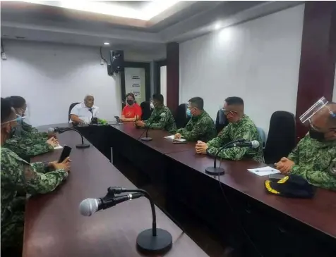  ?? (Angeles City Informatio­n Office) ?? MEETING ON POLICE VISIBILITY. Mayor Carmelo 'Pogi' Lazatin, Jr. and Executive Assistant IV Reina Manuel on Aug. 23 meet with Angeles City Police Office Director Colonel Rommel Batangan and six station commanders, for more police visibility in the city's streets particular­ly along public markets to deter theft and robbery of business establishm­ents.