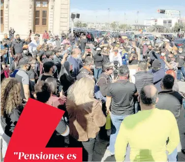  ?? /ORACIO CHÁVEZ ?? Los accesos principale­s al edificio de Gobierno estatal fueron bloqueados por los docentes estatales que exigen mejoras al servicio.