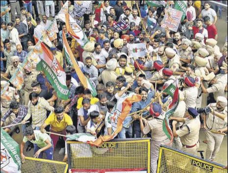  ?? GURPREET SINGH/HT ?? Police trying to disperse clashing Youth Congress and BJP workers in Ludhiana on Saturday. A case under Section 160 (committing affray) of the Indian Penal Code was registered against unidentifi­ed persons.