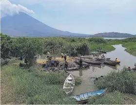  ?? ?? 2 Esfuerzo.
Por cuenta propia, pescadores de la zona se han unido para reparar los diques de la laguna.