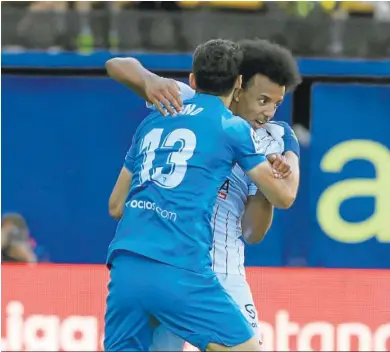  ?? DOMENECH CASTELLÓ / EFE ?? Bono felicita a Koundé por el gol del empate logrado en el campo del Villarreal en el último suspiro.