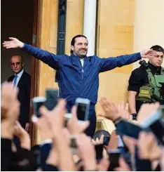  ?? Foto: afp ?? Wie ein Held, der nach einer Odyssee zurückgeke­hrt ist: Saad Hariri bleibt nun doch im Amt und lässt sich in Beirut von seinen Anhängern feiern.