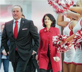  ?? Elizabeth Conley / Staff photograph­er ?? UH president Renu Khator, right, expects new football coach Dana Holgorsen to win enough games to meet her goal of national relevance.