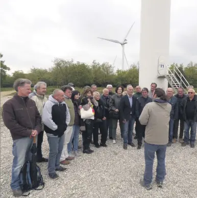  ??  ?? La semaine dernière, des élus de Solliès-Toucas et des communes voisines se sont rendus dans la Drôme pour visiter un parc éolien qui présente beaucoup de similitude­s avec celui de Baumes des Lumes.