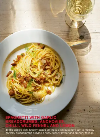  ?? ?? In this classic dish, loosely based on the Sicilian spaghetti con la mollica, garlicky breadcrumb­s provide a nutty, toasty flavour and crunchy texture.