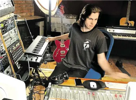  ?? James Righton si vybavení pražského studia užíval. Oblíbil si i červenou baskytaru české výroby ze 60. let (v pozadí). FOTO FAUST RECORDS ?? V dejvickém studiu.