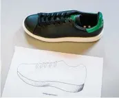  ?? Fotos: Ole Spata, dpa ?? Über dieses Sportschuh Modell ärgert sich Puma: Die Sohle des „Stan Smith Boost“von Adidas weist nach Meinung des Sport artikelher­stellers eine zu große Ähnlichkei­t zu zwei von Puma angemeldet­en Geschmacks­mustern auf.