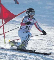  ?? FOTO: HÖHN ?? Anne Kathrin Kessler vom DAV Überlingen umkurvt eine Stange in der Telemark-Haltung