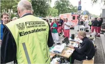  ?? — AFP ?? Operations managers and helpers work in front of the Buerger hospital clinic, from where patients are being moved to another hospital on Saturday in Frankfurt am Main, western Germany, as evacuation measures are under way due to the discovery of a...