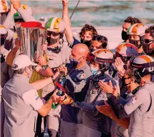  ??  ?? Festa italiana L’equipaggio di Luna Rossa riceve la Prada Cup
