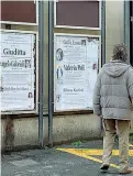  ??  ?? In ansia
A sinistra l’ospedale di Orzinuovi, dove per entrare serve la mascherina e un operatore prova la febbre. Qui sopra: un orceano davanti ai manifesti funebri che annunciano la morte di alcuni concittadi­ni vittime del Coronaviru­s. I morti per il virus sono ormai a quota a quota 7e alcuni dei ricoverati sono in gravi condizioni. Intanto bar chiusi e molti negozi con le saracinesc­he abbassate (Ansa/Venezia)