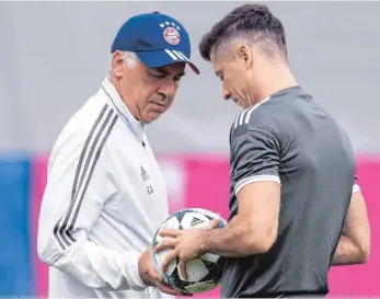  ?? FOTO: DPA ?? Aus unterschie­dlichen Gründen in der Kritik: Bayerns Trainer Carlo Ancelotti und Robert Lewandowsk­i.