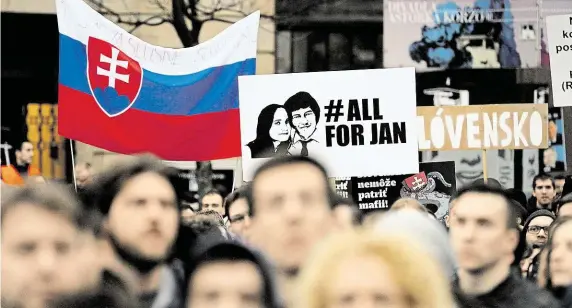  ?? Spouštěčem protestů byla smrt novináře Jána Kuciaka a jeho snoubenky; v pátek na náměstích (na snímku bratislavs­ké náměstí SNP) ale zněla hlavně politická hesla. FOTO REUTERS ?? V Bratislavě bylo husto.