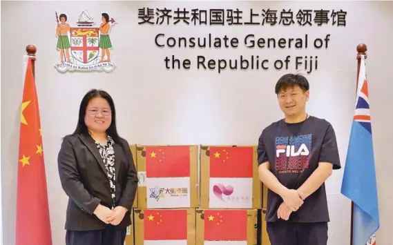  ??  ?? Fijian Consul General and Trade Commission­er at the Consulate General of the Republic of Fiji in Shanghai, Yolinda Chan (left), and Ray Zhao, Liaison Officer of Zhejiang China Council for the Promotion of Internatio­nal Trade, during the official presentati­on of the donation from David Group of Macao.