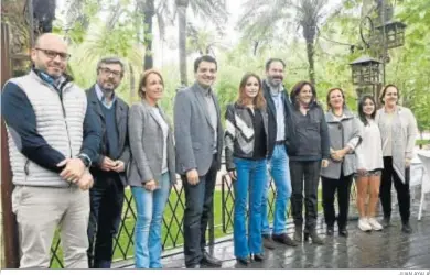  ?? JUAN AYALA ?? Andrea Levy y José María Bellido, con miembros de su candidatur­a y el presidente del PP, Adolfo Molina.