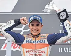  ??  ?? EN EL PODIO. Márquez fue silbado por algunos aficionado­s.