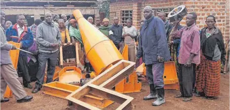  ?? FOTO: UGANDA-INITIATIVE ?? Die Maismaschi­ne soll die Ernte für die Bauern in Bukoto etwas vereinfach­en.