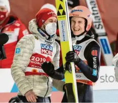  ?? Foto: Benedikt Siegert ?? Markus Eisenbichl­er (links) und Karl Geiger haben mit dem deutschen Skisprung‰ Team für einen goldenen Abschluss gesorgt.
