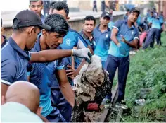  ??  ?? HANDS ON COPS: Over 400 policemen down their uniforms to don civies to cleanup Wellawatte beach