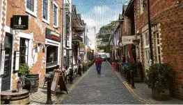  ??  ?? A estátua do Duque de Wellington, com o cone sobre a cabeça; a viela Ashton Lane, que tem vários restaurant­es e um cinema