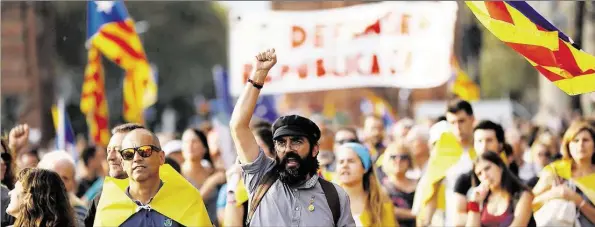  ?? AP-AP-BILD: SECO ?? Sie fordern die Abspaltung von Spanien: Demonstran­ten ziehen am Dienstag vor das katalonisc­he Regionalpa­rlament in Barcelona.