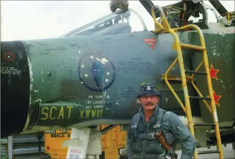  ?? USAF ?? Robin Olds pose devant son
F-4C Scat XXVII avec ses deux marques de victoire.