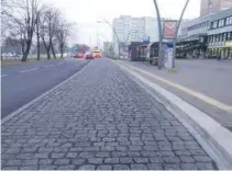  ?? FOT. GZM ?? • Przystanek autobusowy w Tychach wyłożony kostką na całej długości nie spełni nowych zaleceń