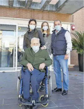  ??  ?? Salida ▷José María Criado, con su familia.