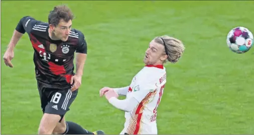  ??  ?? Goretzka, goleador del partido, ganando un balón áereo a Forsberg.