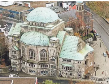  ?? FOTO: ROLAND WEIHRAUCH/DPA ?? Die Alte Synagoge in Essen ist einer der größten freistehen­den Synagogenb­auten Europas. Während der Novemberpo­grome 1938 wurde das Innere des Gebäudes zerstört.