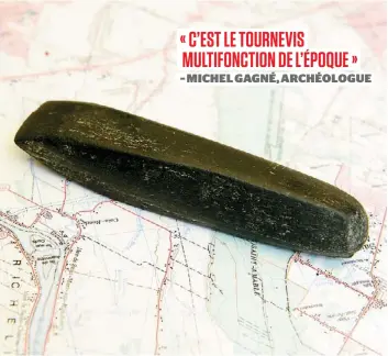  ?? PHOTO AGENCE QMI, YANN CANNO ?? L’archéologu­e Michel Gagné a été en mesure de connaître l’âge de cette pièce par sa forme. Elle proviendra­it de la période archaïque.