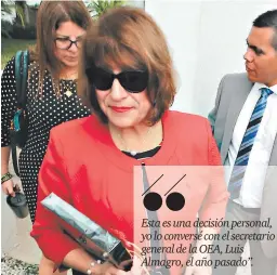  ?? FOTO: DAVID ROMERO ?? La vocera de la Maccih, Ana Calderón, después de recibir un reconocimi­ento de parte del G-16 y los cooperante­s de la Misión.