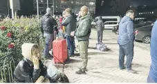  ?? ?? Russians arrived in Kazakhstan are seen on a square outside the railway station in the city of Uralsk (Oral).