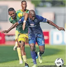  ?? / ANESH DEBIKY/GALLO IMAGES ?? Wayde Jooste of Golden Arrows and Aubrey Modiba of SuperSport United battle for the ball during the Absa Premiershi­p match between the teams at Sugar Ray Xulu Stadium in Durban. United won the thrilling game 3-2.