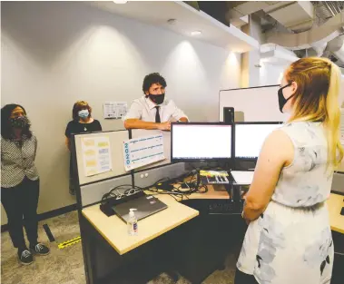  ?? SEAN KILPATRICK / THE CANADIAN PRESS ?? Prime Minister Justin Trudeau and Chief Public Health Officer Dr. Theresa Tam, left, talk to cluster epidemiolo­gist
Cassandra Lybeck, right, as they visit the Public Health Agency of Canada in Ottawa on Friday.