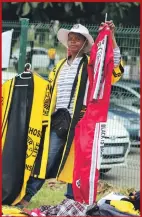  ?? IZITHOMBE NGU: JOHN HLONGWA ?? KUHLOMULA nosomabhiz­inisi abasakhasa ngeSoweto Derby.